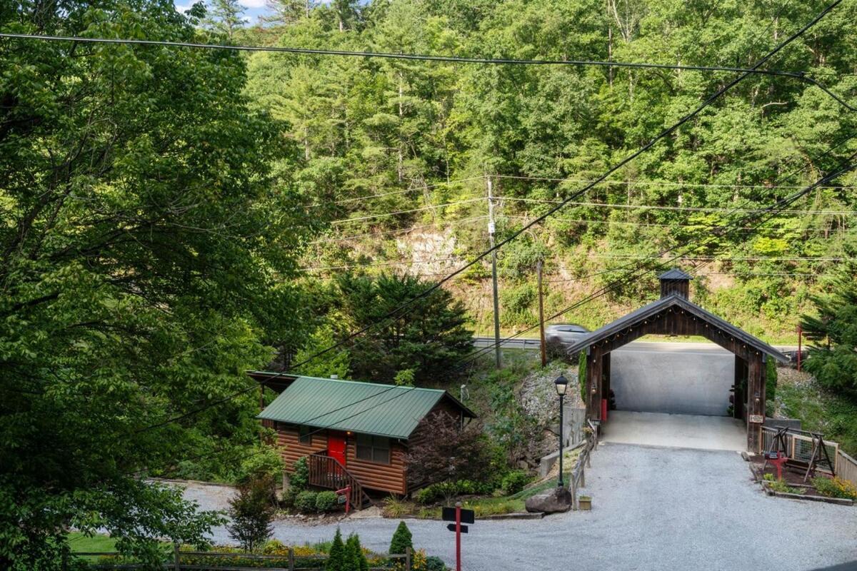 Cabin 5 Studio Cabin With Hot Tub, Water View And Fire Pit Villa Sevierville Exterior photo