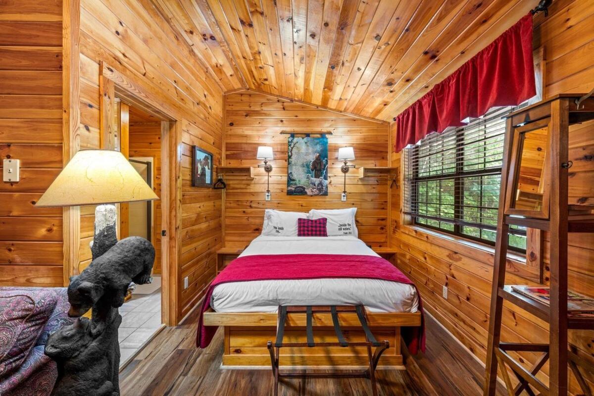 Cabin 5 Studio Cabin With Hot Tub, Water View And Fire Pit Villa Sevierville Exterior photo