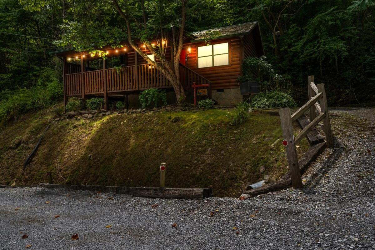 Cabin 5 Studio Cabin With Hot Tub, Water View And Fire Pit Villa Sevierville Exterior photo