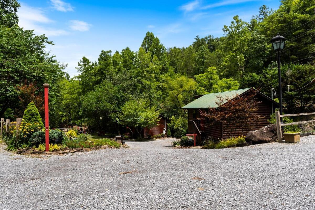 Cabin 5 Studio Cabin With Hot Tub, Water View And Fire Pit Villa Sevierville Exterior photo